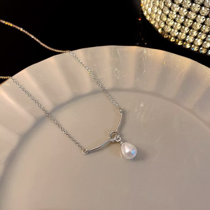 Ladies Necklace Pearl Curve